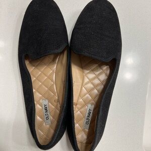 Women’s black flats